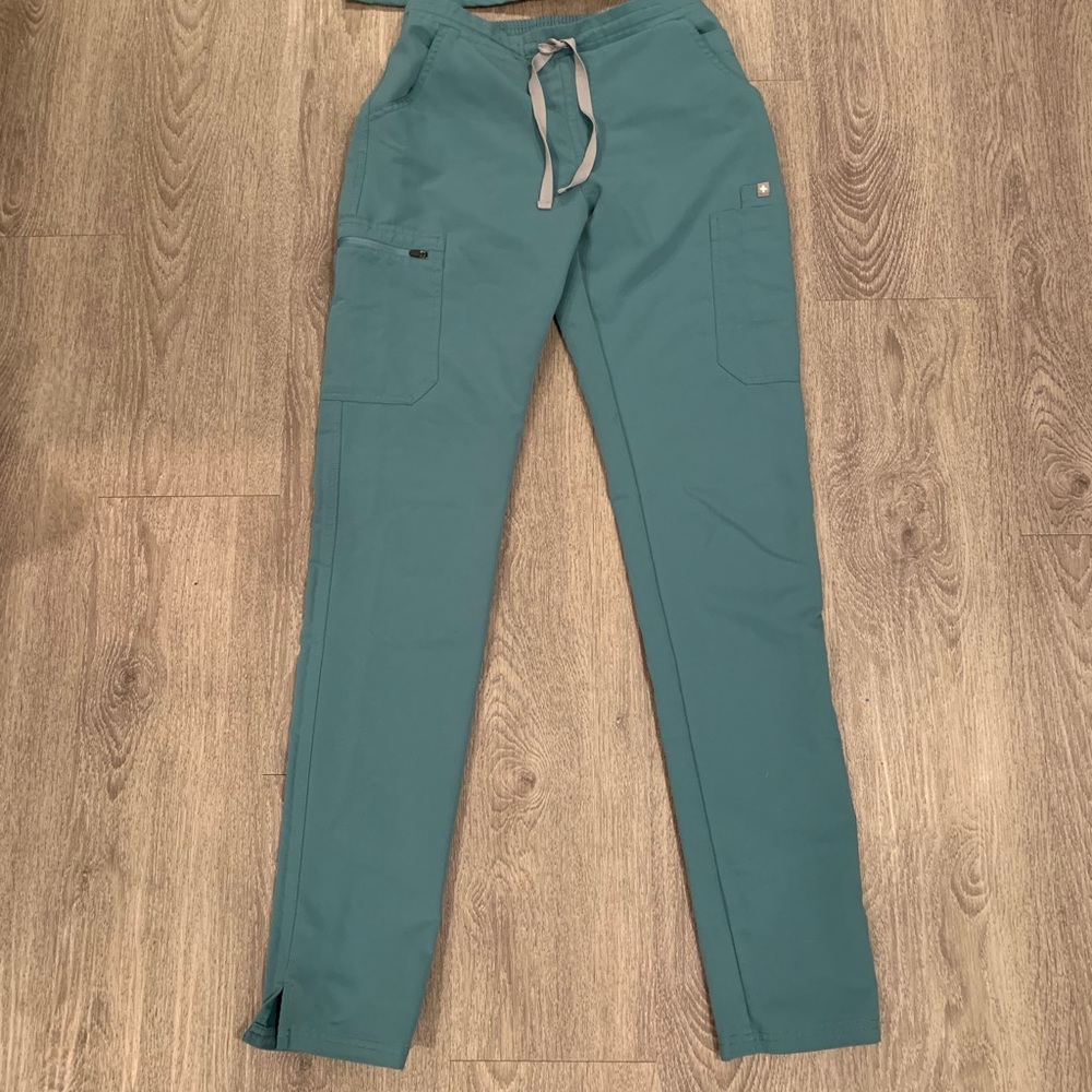 Hydrogreen figs scrub pants